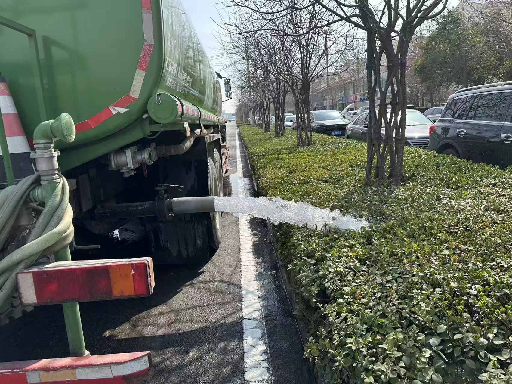 晋州市城管执法局 开展城区春季绿化综...